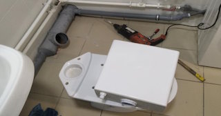 Установка напольного унитаза в Реже: монтаж под ключ от СантехДомРеж от 5138 рублей.